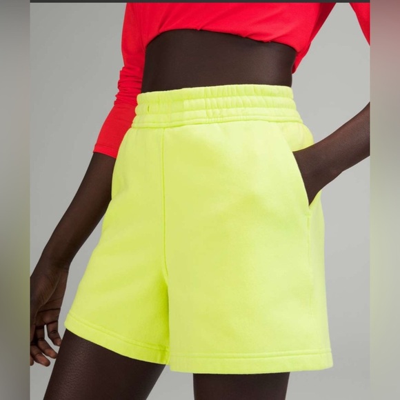 Lululemon Loungeful Size 14 High-Rise Short 4"
In Electric Lemon - Picture 1 of 7